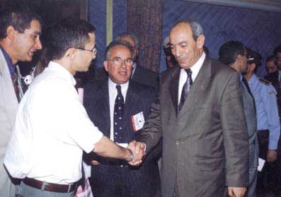 Le directeur de la publication du Courrier du Dentiste, Mr Redouane Mouden saluant Monsieur le Ministre Thami El Khiari sous les regards bienveillants du président des journées Monsieur Raphaël Serfaty et le Président de la SMPI, Monsieur Mohamed Chraïbi. 