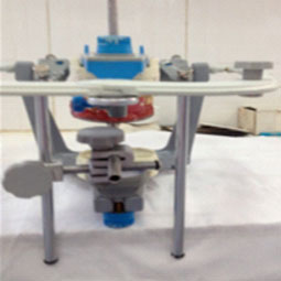 Fig.14 : Transfert du modèle maxillaire sur articulateur (Quick Master) Fig.14 : Transfert du modèle maxillaire sur articulateur (Quick Master)