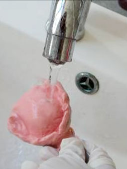 Rinçage sous l’eau courante afin d’éliminer toute la solution désinfectante.