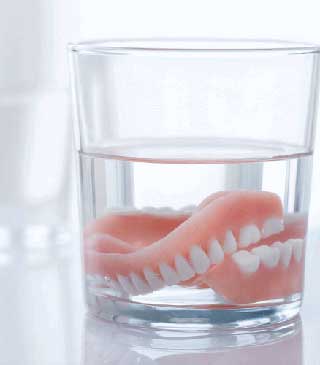 Prothèse dentaire dans un verre d'eau