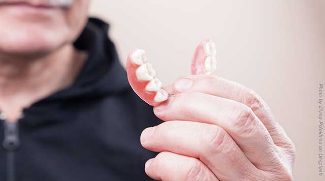 Conseils et astuces pour les nouveaux porteurs de prothèses dentaires