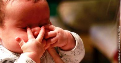 Calmer un bébé pendant la poussée dentaire