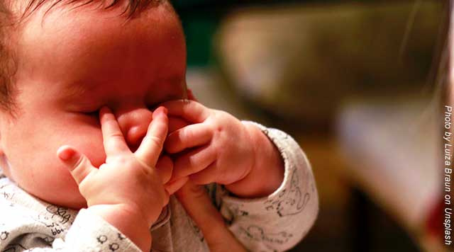 Calmer un bébé pendant la poussée dentaire