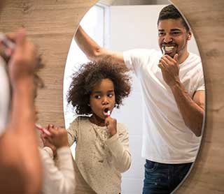 Enfant regardant son papa se brosser les dents