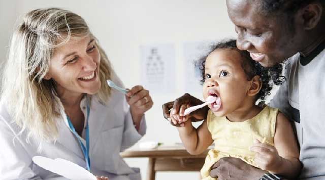Comment et à partir de quel âge brosser les dents de votre bébé ?