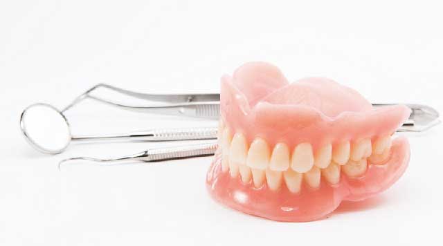Pourquoi et quand changer votre dentier ?