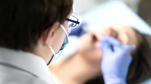 10 choses que le patient doit éviter chez le dentiste